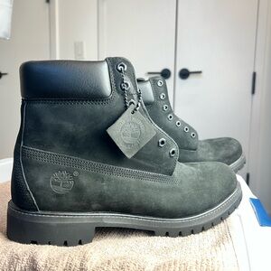 Timberland Black Boots with High-Top Design and Padded Collar